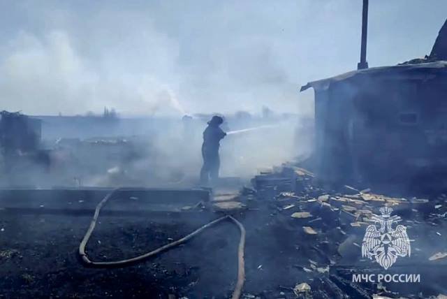 Огонь, начавшийся с бесхозного участка, уничтожил несколько домов в СНТ.