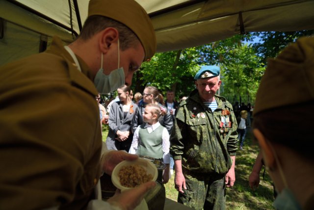 Гостей праздника ждёт полевая кухня и традиционная солдатская каша с пылу с жару. 