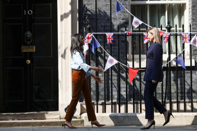Елена Зеленская встречается с женой премьер-министра Великобритании Риши Сунака Акшатой Мурти на Даунинг-стрит в Лондоне, Великобритания, 4 мая 2023 года.