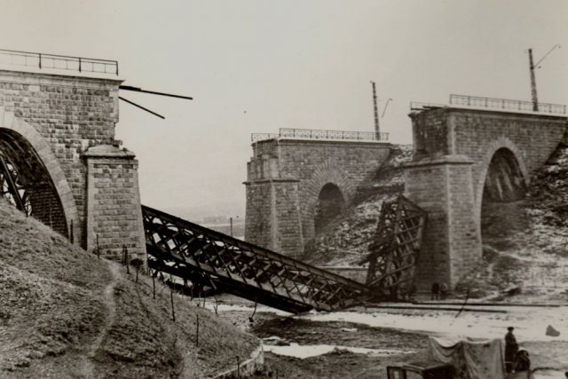 Взорванный мост через Подкумок в окрестностях Кисловодска.