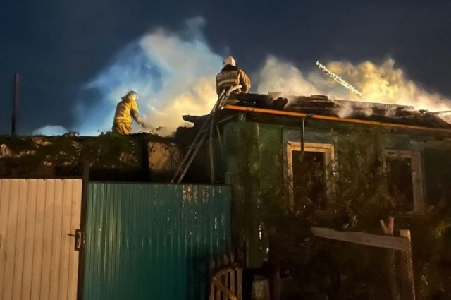 Сообщение о пожаре в жилом доме на станции Чашкан Соль-Илецкого ГО поступило в час ночи. 