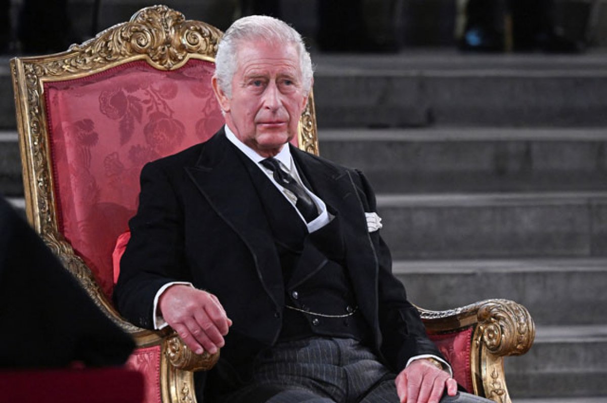 Какие скандалы предшествовали коронации британского короля Карла III?