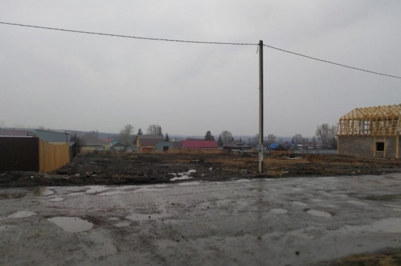 Погорельцы, получившие новые дома, ждут теперь ремонта дороги и благоустройства. На эти цели планируют выделить 35 млн рублей.
