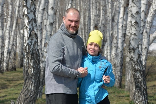 Андрей Неридный и подопечная фонда Оля, которая после сложной операции по удалению опухоли головного мозга не может самостоятельно ходить.
