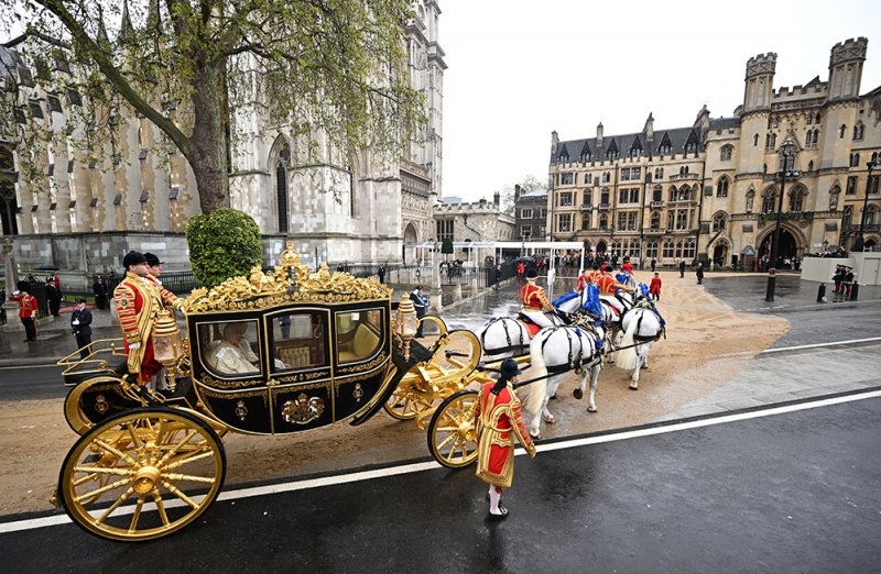 Золотая карета с королевской четой направляется в Вестминстерское аббатство.