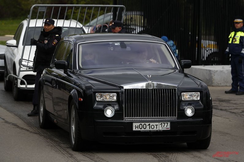 На похороны приехала и Алла Пугачева на своем Rolls-Royce.