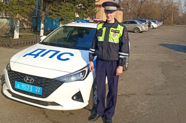 Сотрудник Госавтоинспекции лейтенант полиции Евгений Цветцых