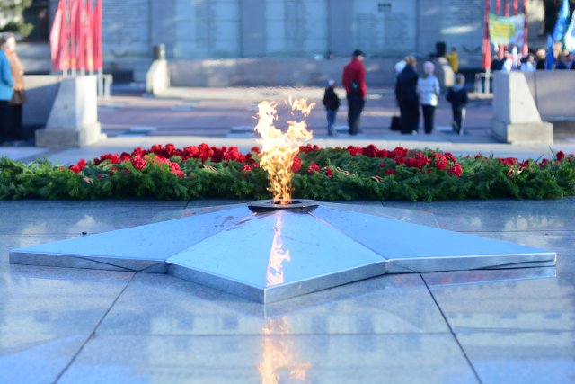 Самым знаменитым памятником Великой Отечественной войны, конечно, является «Вечный огонь» на Нижней набережной.