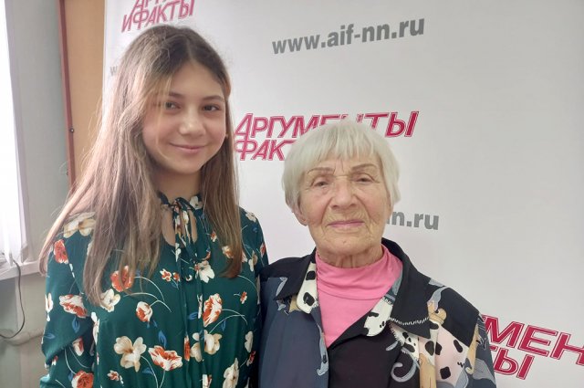 Героида Гавриловна Романова с внучкой Айсель надеются, что бронзовый солдат на братской могиле в селе Подолье стоит невредим.