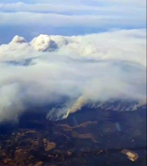 Вид на лесные пожары с самолета.