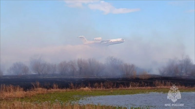В борьбе с природными пожарами в Курганский области подключилась и авиация.