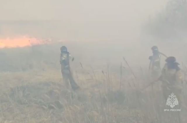 Пожарным зачастую приходится работать в густом дыму.