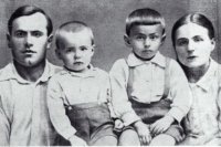 Многие представители творческой интеллигенции Татарии ушли в расцвете лет, и нужно сохранить память о них (на фото - детский писатель Абдулла Алиш с женой и сыновьями). ).
