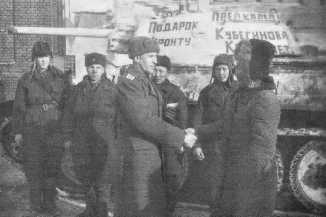 Председатель колхоза имени Кагановича Кажахмет Кубегинов передаёт танк на фронт.