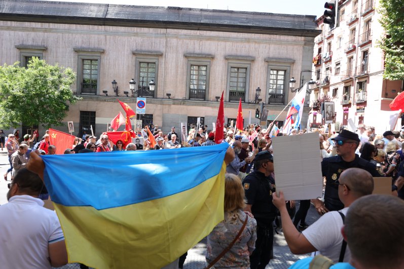 В Мадриде украинские активисты тоже пытались сорвать мероприятие, но этого им не удалось.