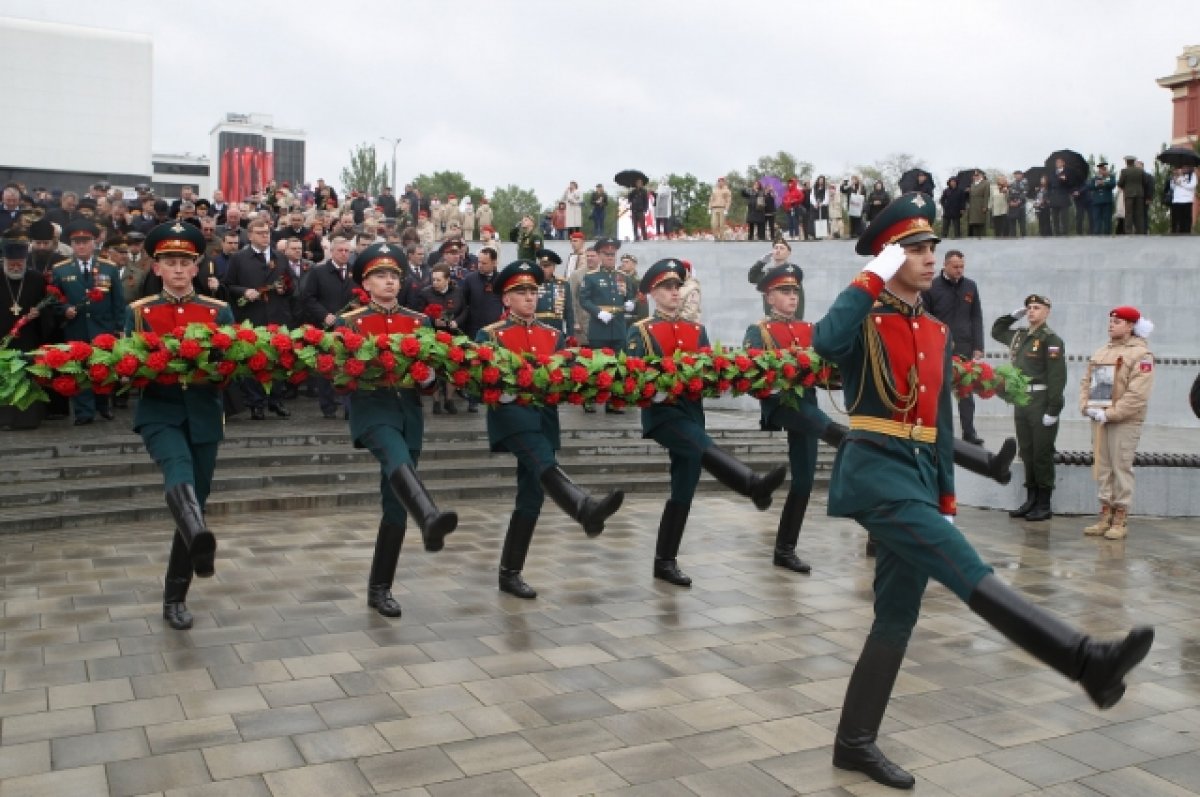 В Ростове гирлянду Славы возложили к мемориалу воинам-освободителям