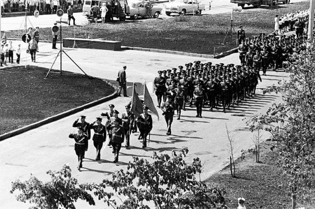 В послевоенные годы 9 Мая в Пензе не обходилось без парада, но в самый первый День Победы никаких торжественных маршей не было... 