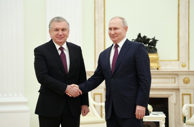 Президент РФ Владимир Путин и президент Узбекистана Шавкат Мирзиеев во время встречи в Москве. 8 мая 2023.