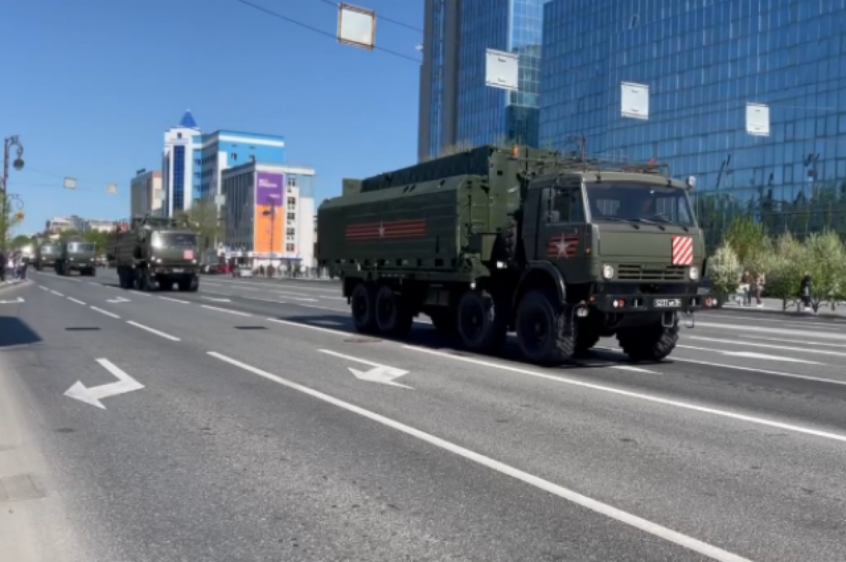 Колонна военной техники. Парад Победы Тюмень. Парад 9 мая Тюмень.