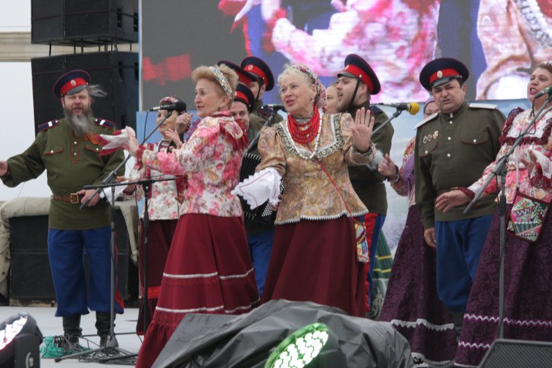 Казачьи ансамбли выступили на одной сцене с «Частушкой».