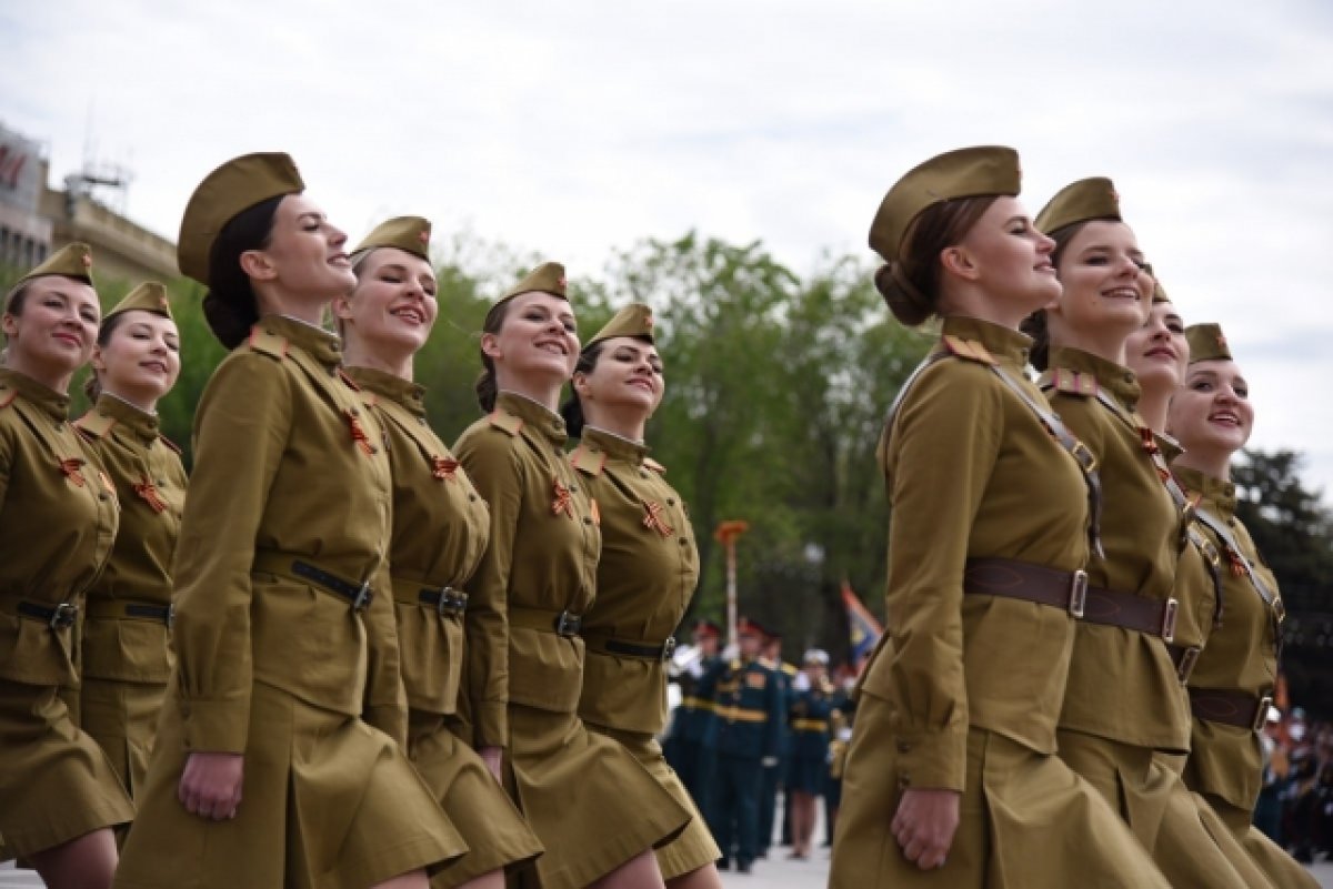 Парадные расчеты полиции прошли парадом на главной площади Волгограда | АиФ  Волгоград