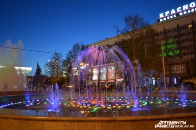 Сегодня вечером жителей и гостей краевой столицы приглашают полюбоваться светомузыкальным шоу на Театральной площади.