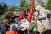 На площадке у "аксаковской" библиотеки дети пишут солдатам письма. 