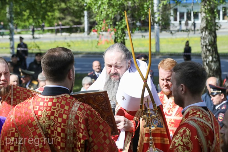 Одно из главных мероприятий - молебен, проведенный в храме Михаила Архангела. Участники церемонии почтили память воинов, павших на полях сражений, погибших мирных граждан, узников концлагерей.