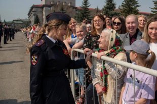 Более 4,4 тысяч сотрудников полиции занимались обеспечением безопасности на День Победы.