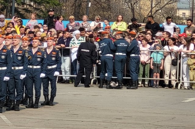 Из-за жары нескольким участникам парада стало плохо.