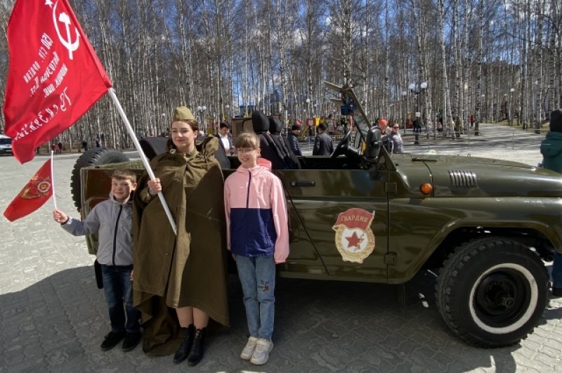 Ханты-Мансийск. Жители у военной машины. 