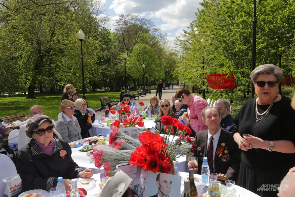 Цветы, застолье, бал. Как отметили День Победы в парке Горького