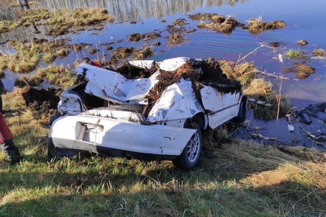 В Шушенском районе края автомобиль съехал с обрыва прямо в воду — погибли пять человек.