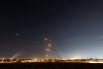 Пусковая установка Израиля  «Железный купол» выпускает ракету-перехватчик во время ракетного обстрела из Газы в Сдероте.