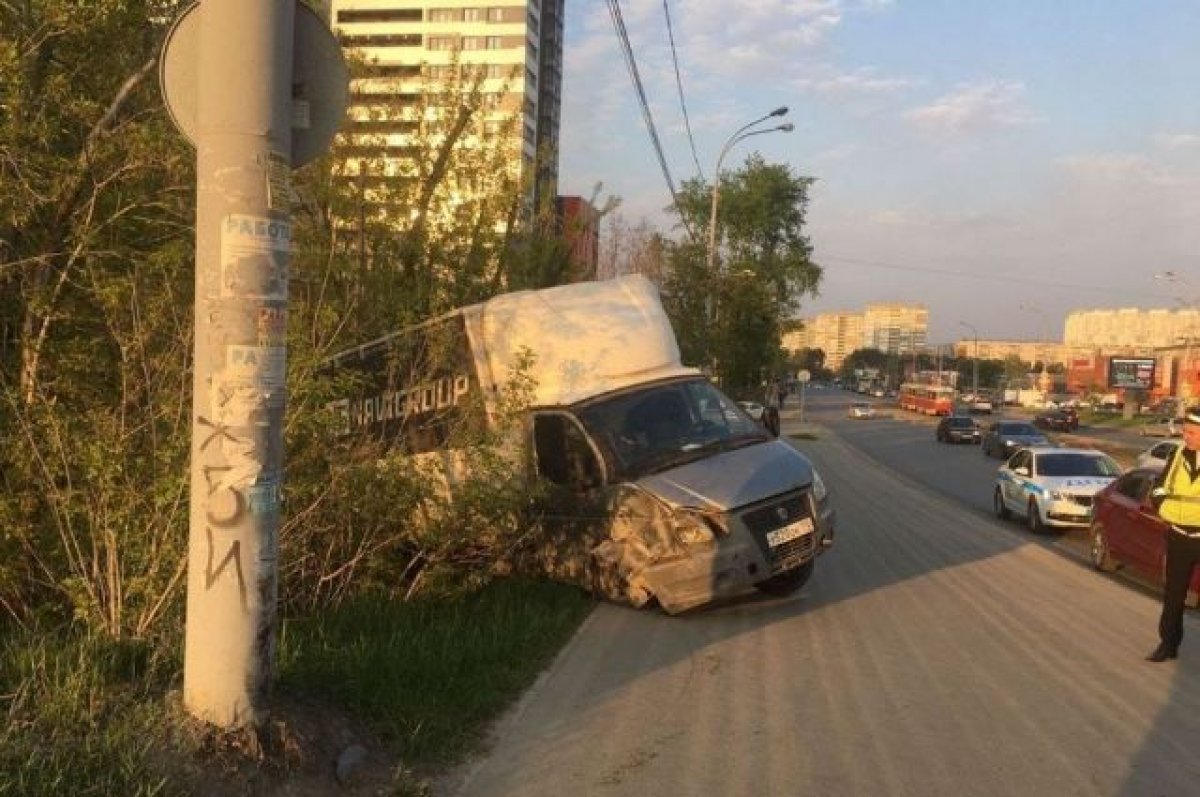 В Екатеринбурге водитель «Газели» погиб, врезавшись в столб | АиФ Урал