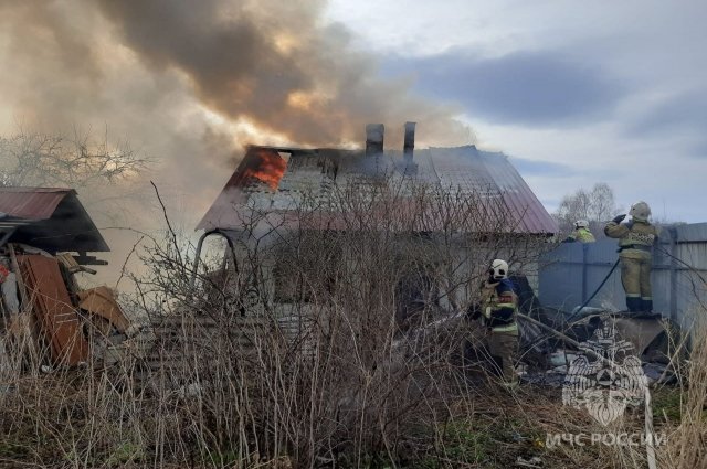 В СНТ № 1 в Железногорске загорелись два участка ул. № 4.