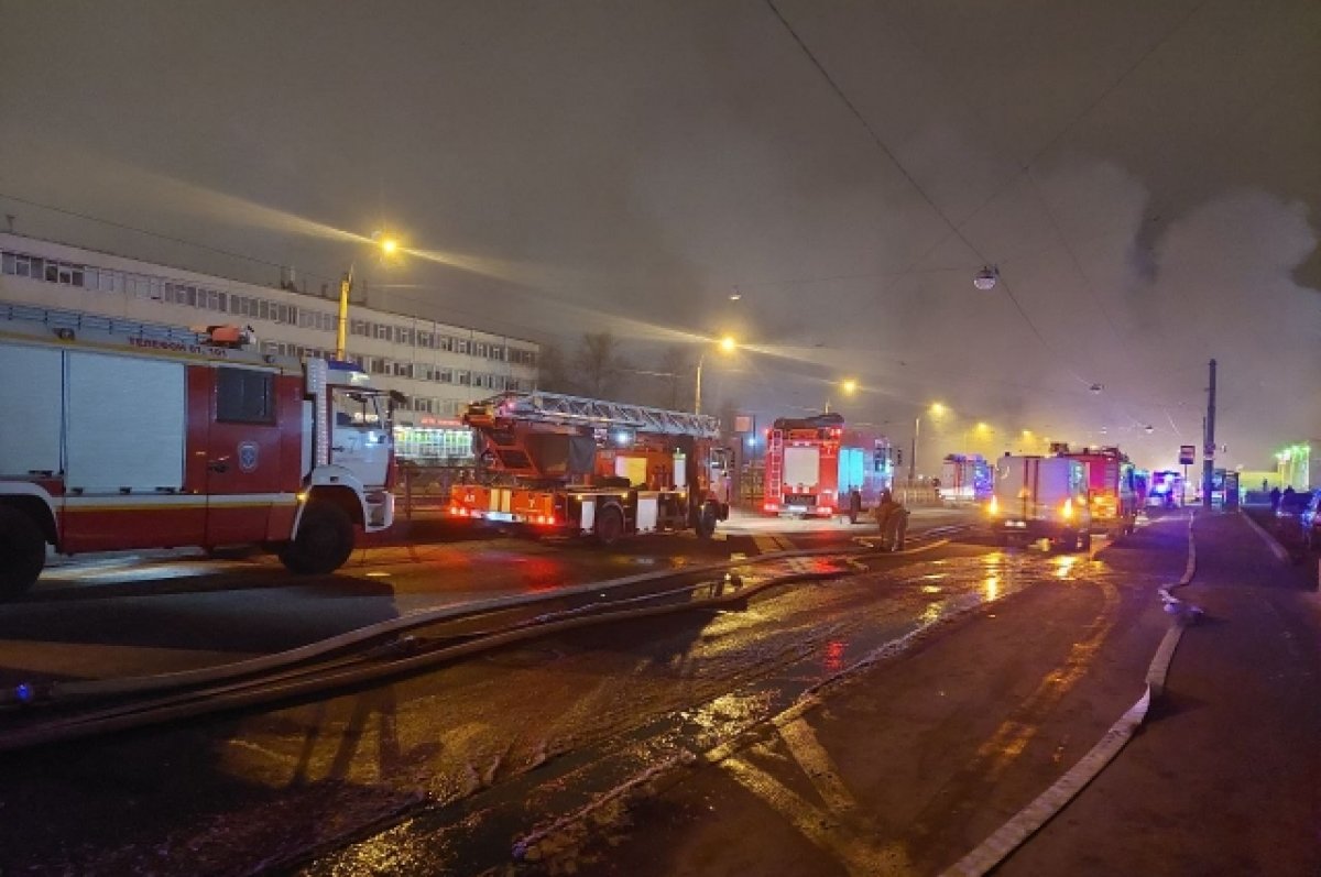 В Барнауле горел склад на улице Трактовой