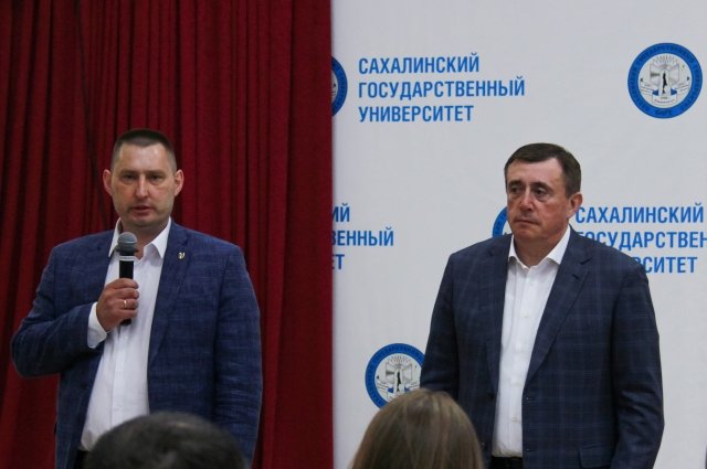 Губернатор Валерий Лимаренко и новый ректор СахГУ Александр Самардак. 
