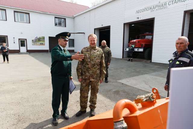 Губернатор осмотрел технику и оборудование лесопожарной части в селе Бобровка