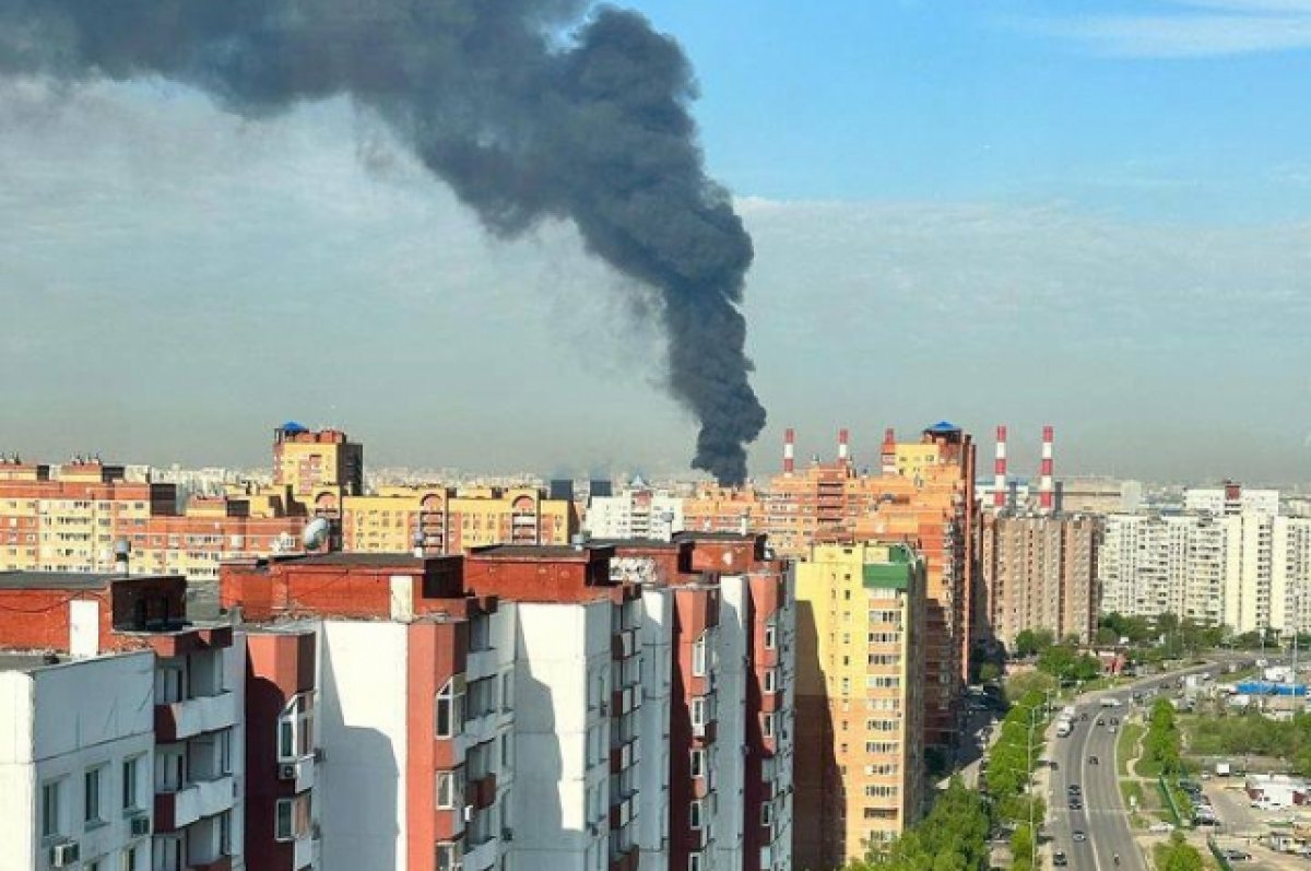 Пожар в Дзержинском перекинулся на соседнее здание