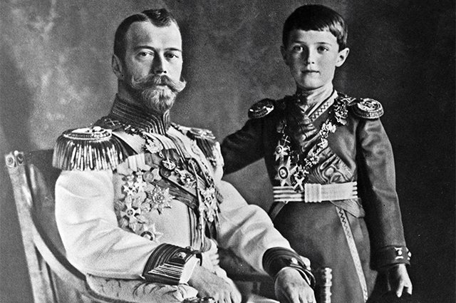 Российский император Николай II с наследником Алексеем. 1913 г.