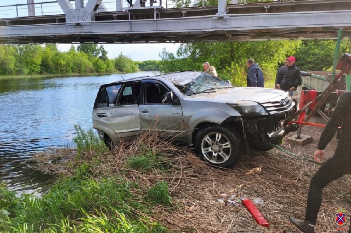 В Новоаннинске Hover улетел с дороги в реку, но водитель смог выбраться |  АиФ Волгоград