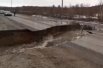 На км 2+400 автодороги Североморск - Североморск 3 произошёл провал грунта и разрушение дорожного полотна.