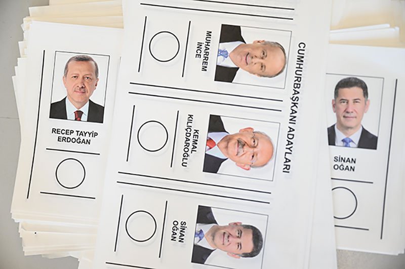 Бюллетени с фамилиями кандидатов на избирательном участке во время голосования на всеобщих выборах в Стамбуле. 14 мая в Турции выбирают 13-го президента и новый состав парламента.