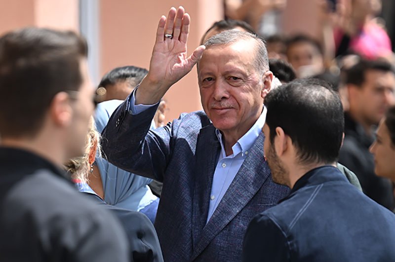 Президент Турции Реджеп Тайип Эрдоган у избирательного участка во время голосования на всеобщих выборах в Стамбуле. 14 мая в Турции выбирают 13-го президента и новый состав парламента.
