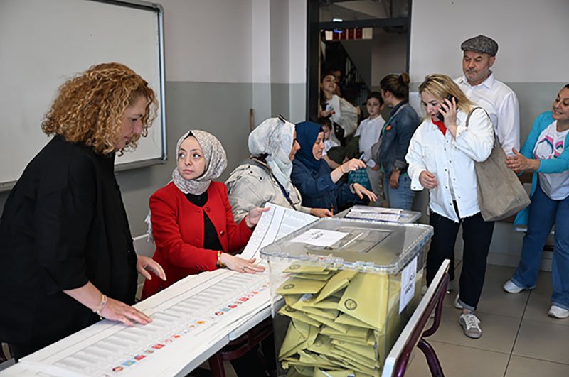 Члены избирательной комиссии на избирательном участке во время голосования на всеобщих выборах в Стамбуле. 14 мая в Турции выбирают 13-го президента и новый состав парламента.