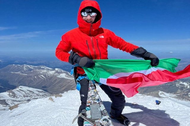 Айрат Хайруллин поднялся на высочайшую вершину Европы с флагом Татарстана. 
