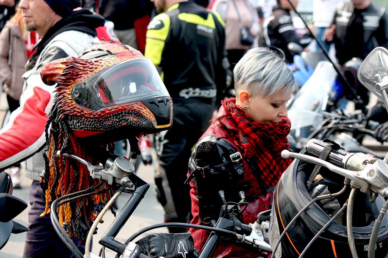 Шлем - лицо байкера. Как собаковладельцы не узнают друг друга без собак, так и при смене шлема мотоциклист может не узнать друга на дороге.