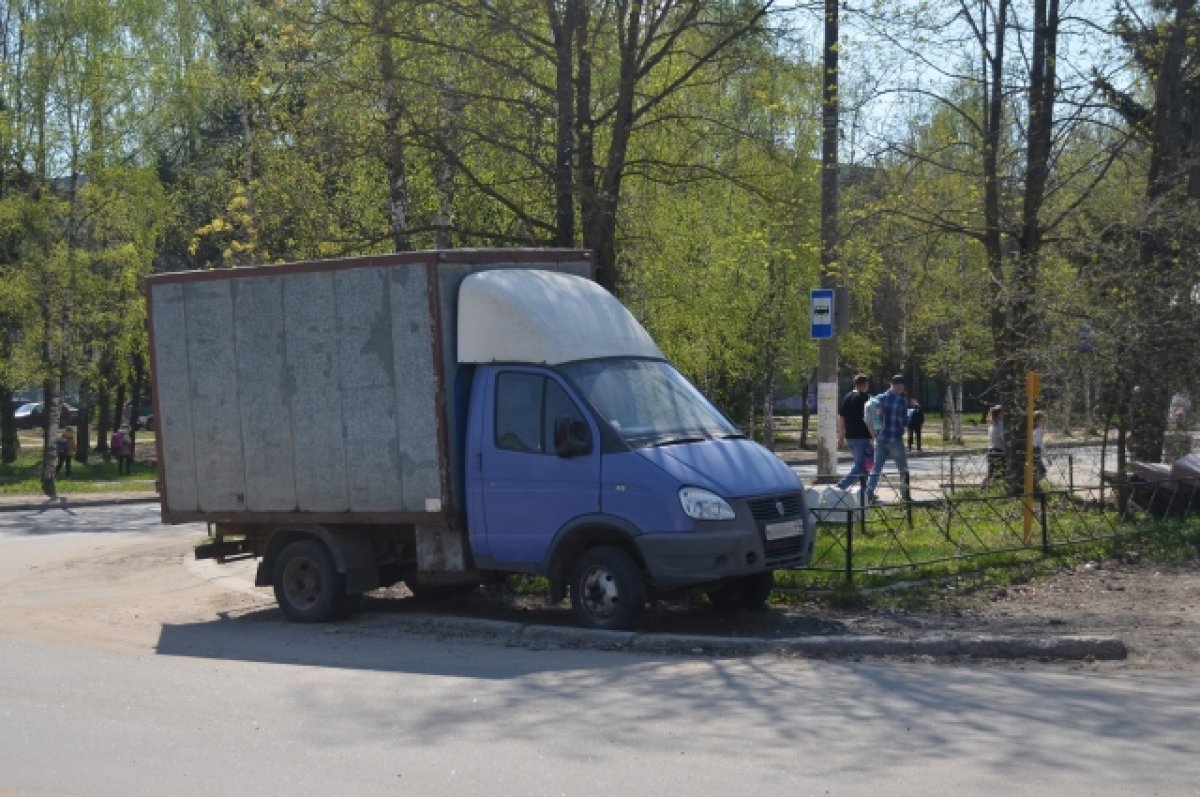 Пришлись не к месту. В Твери массово штрафуют за парковку на газонах | АиФ  Тверь