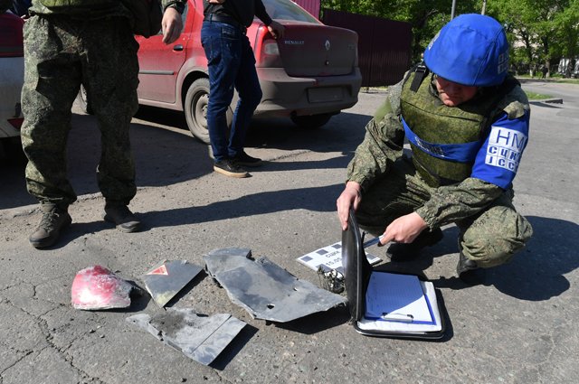 Фрагменты ракеты иностранного производства на улице Луганска, подвергшегося обстрелу со стороны ВСУ